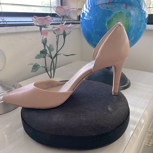 Vince Camuto Kain Pointed Toe Leather Heels - Picture 7 of 12